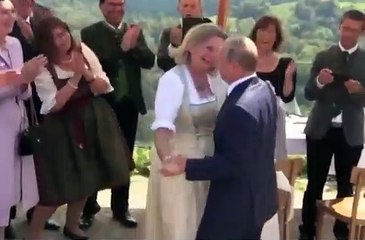 Putin surpreende ao dançar em casamento de ministra austríaca