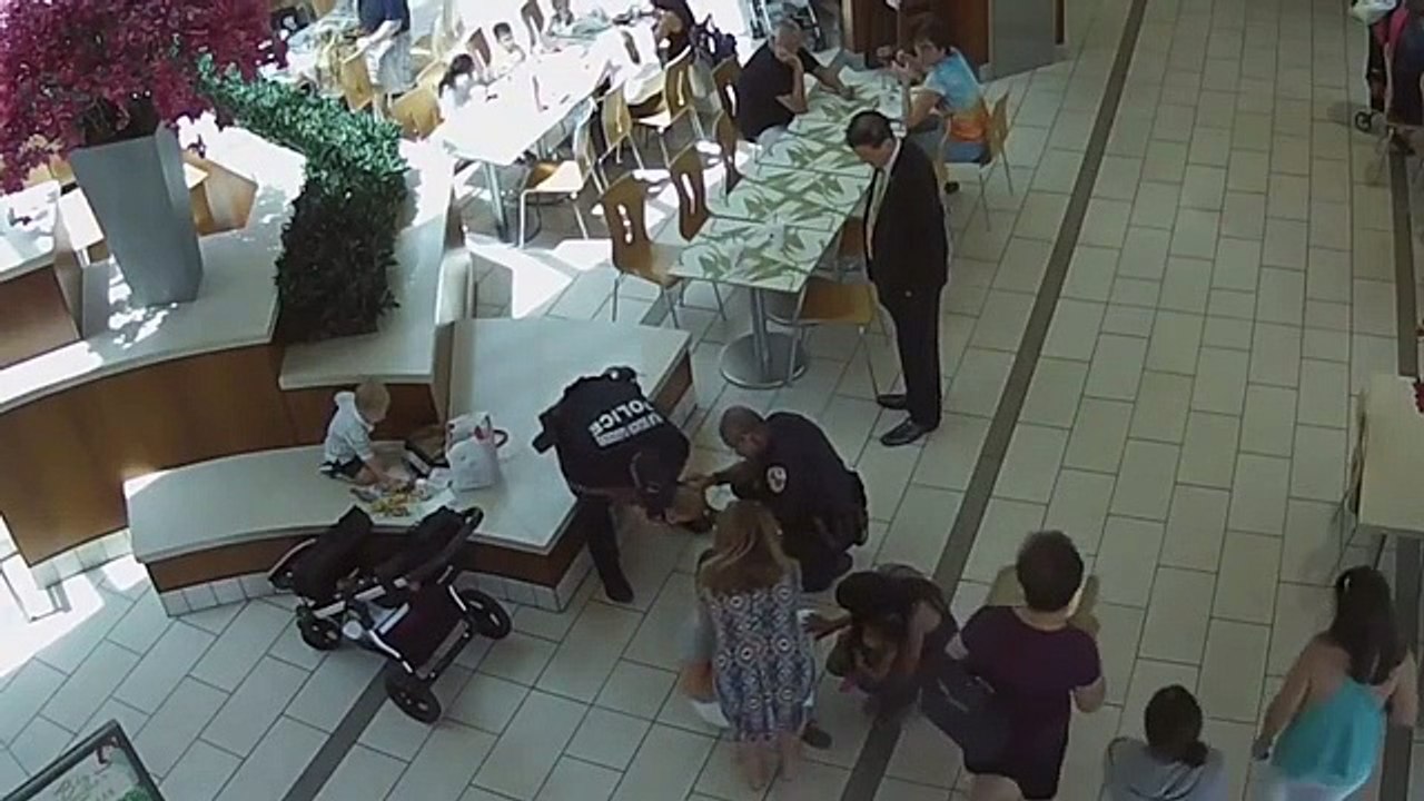 Polícias salvam bebé a sufocar em centro comercial