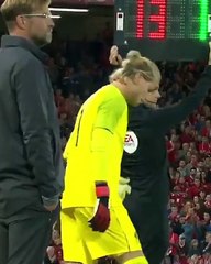 Ovação de adeptos a Karius em Anfield