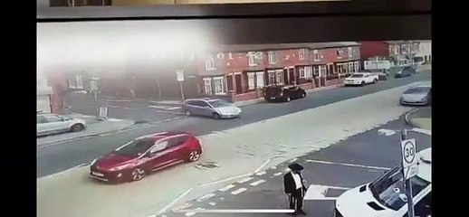 Agente é atropelado por carrinha da polícia durante perseguição