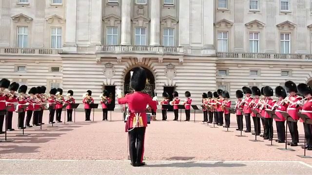 Troca de guardas no Palácio de Buckingham feita ao som de Aretha Franklin