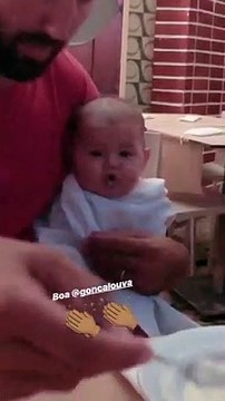 Vídeo: O momento ternurento em que Gonçalo Uva dá a papa à filha