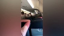 Passageiros retidos dentro avião sem ar condicionado desmaiam e vomitam