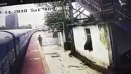 Passageiro arrastado 50 metros fora do comboio pela plataforma da estação