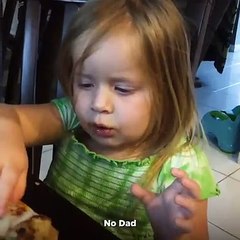 Menina adormece a comer pizza