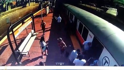 Mulher presa entre plataforma e comboio