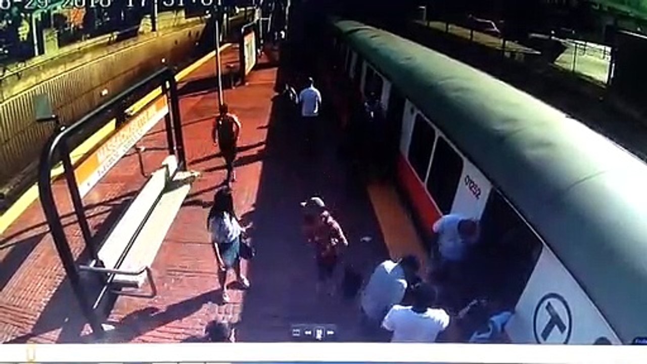Mulher presa entre plataforma e comboio