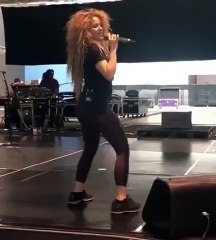 Shakira impressiona fãs com dança sensual