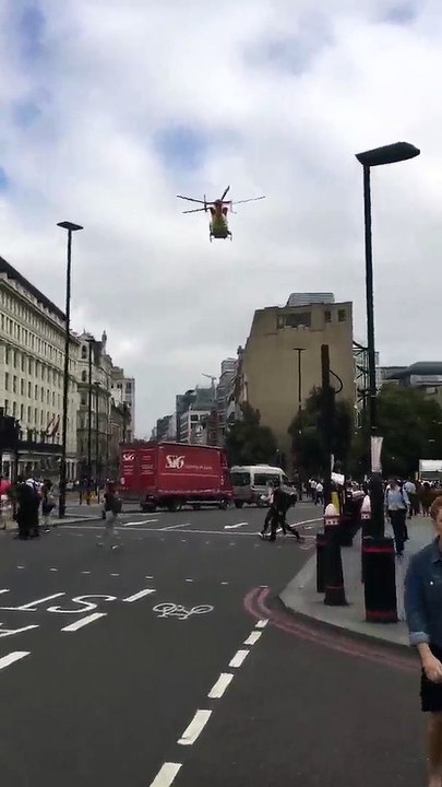Piloto ágil aterra ambulância aérea no centro de Londres em hora de ponta