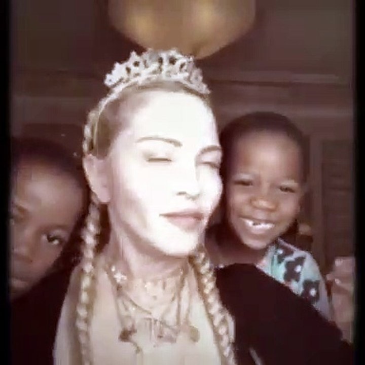 Em modo rainha, Madonna partilha vídeo amoroso ao lado das filhas