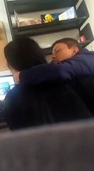 Grava professor a tentar assediá-la para conseguir denunciá-lo