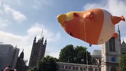 Balão gigante de bebé "Trump" flutua em frente ao Parlamento britânico