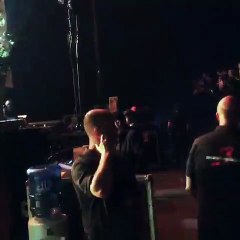 Fã de Lana Del Rey invade o palco e e cai em cima da cantora