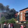 Incêndio deflagra em bloco de apartamentos em Londres