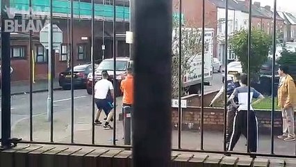 Momento em que atacante com machete ataca homem em luta de rua