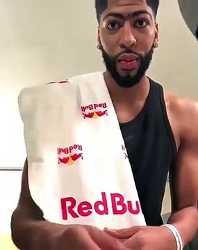 Anthony Davis corta as sobrancelhas