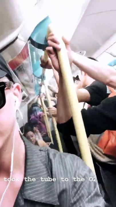 Disfarçada, Katy Perry viajou de metro para concerto em Londres
