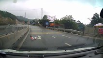Bebé salvo quando gatinhava na autoestrada no Vietname