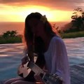 Gisele Bündchen deslumbra enquanto canta para o marido