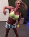Quem a viu e quem a vê: Britney Spears exibe barriga tonificada em vídeo