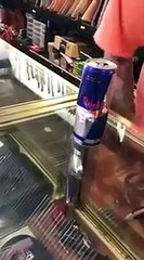 Homem encontra rato dentro de lata da Red Bull