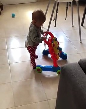 Vídeo: Filha de Blaya começa a dar os primeiros passos