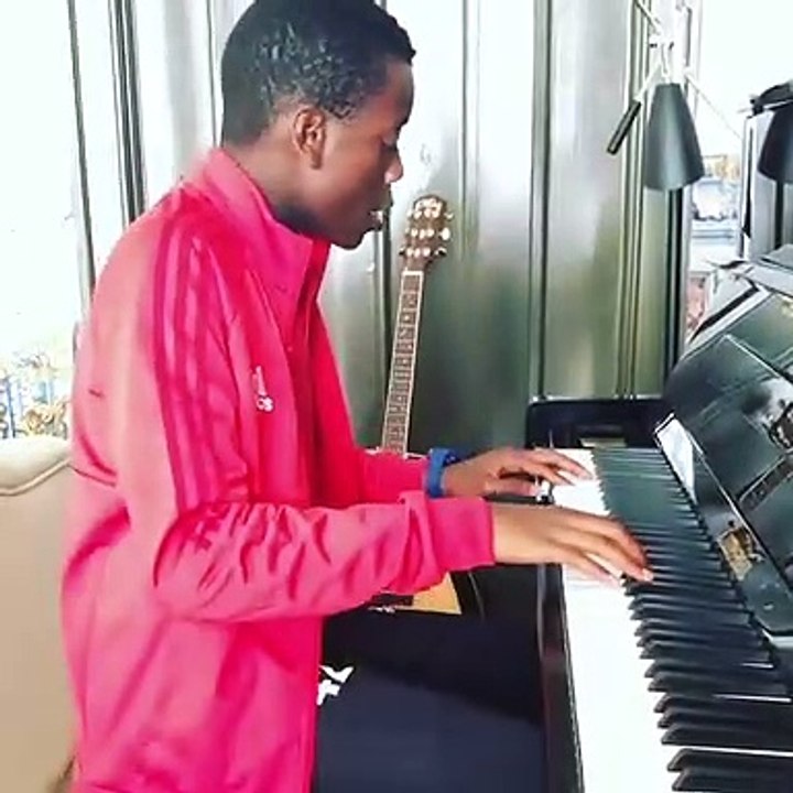 Além do futebol, filho de Madonna revela dotes na música