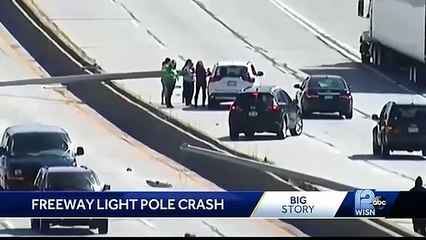 Carrinha despista-se e derruba postes de luz em autoestrada