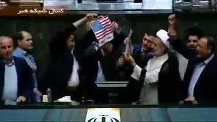Bandeira dos EUA queimada no Parlamento Irão