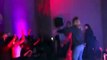 Vídeo: Carlos Costa para concerto após ser atingido por um copo em palco