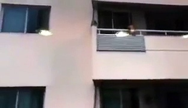 Vídeo mostra bebê de 1 ano pendurado na varanda em Manaus