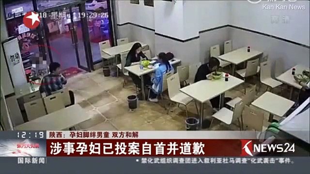 Mulher grávida faz rasteira propositada a criança a correr em restaurante