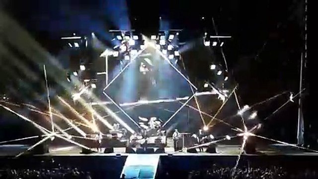 Grohl dedica música a fã que invade palco no concerto dos Foo Fighters