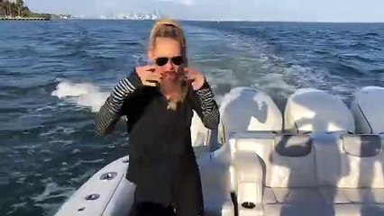 Companheira de Enrique Iglesias diverte-se num iate ao som do seu amor