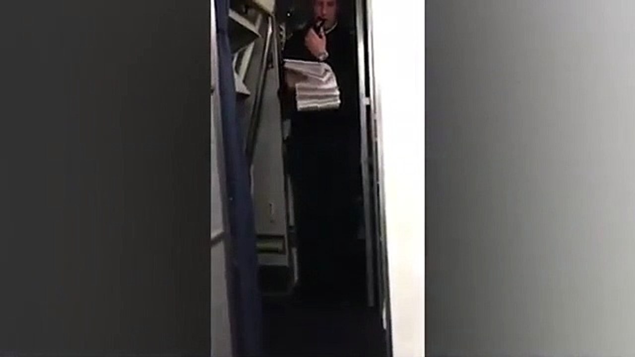 Piloto pede namorada em casamento em pleno avião num dia especial