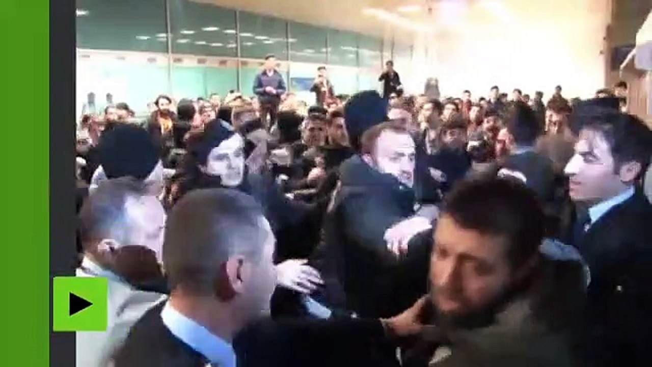 Loucura na chegada de Arda Turan à Turquia