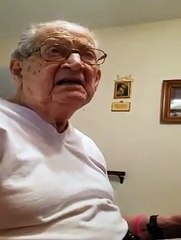 A caricata reação de um homem ao descobrir que tem 98 anos