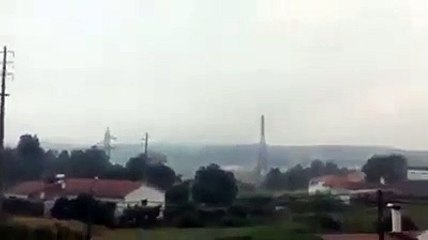 Raio em poste de alta tensão