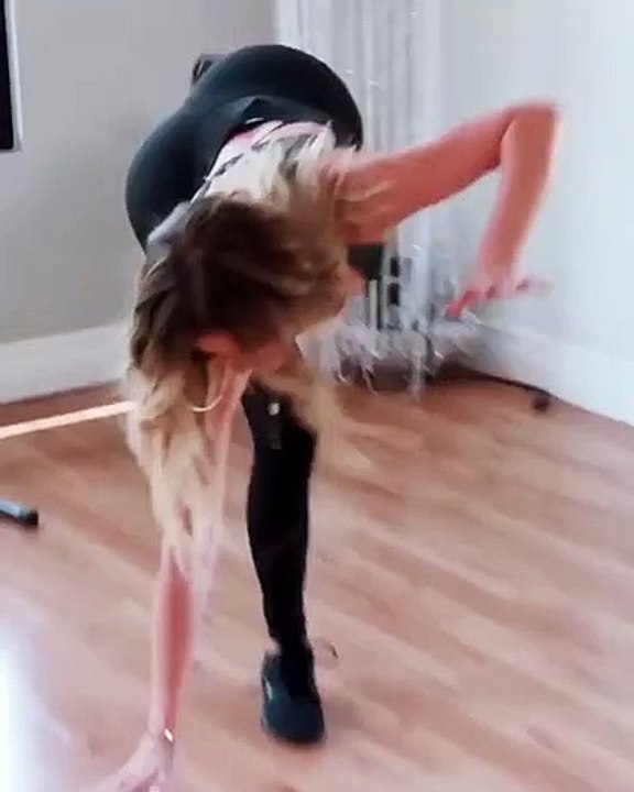 O momento hilariante em que Khloé tenta fazer uma rodada. Tenta...