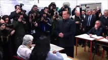 Berlusconi alvo de protesto em dia de eleições