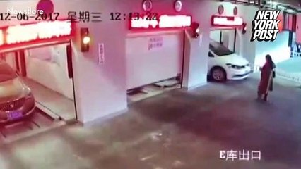 Mulher ao telemóvel distrai-se e entra em garagem