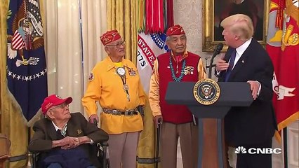 Trump faz brincadeira com Pocahontas em encontro com nativos americanos