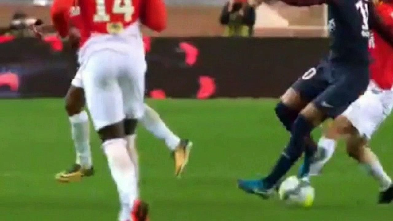 Neymar dribla Moutinho