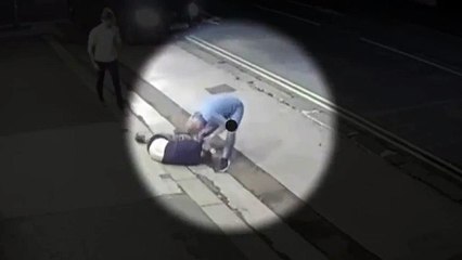 Irmãos agridem violentamente várias pessoas no exterior de um bar