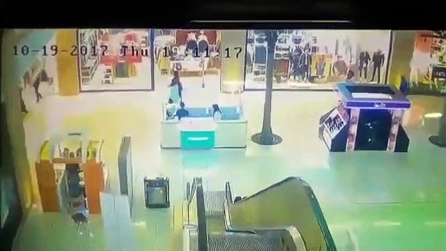 Criança fica presa em escadas rolantes, na Jordânia