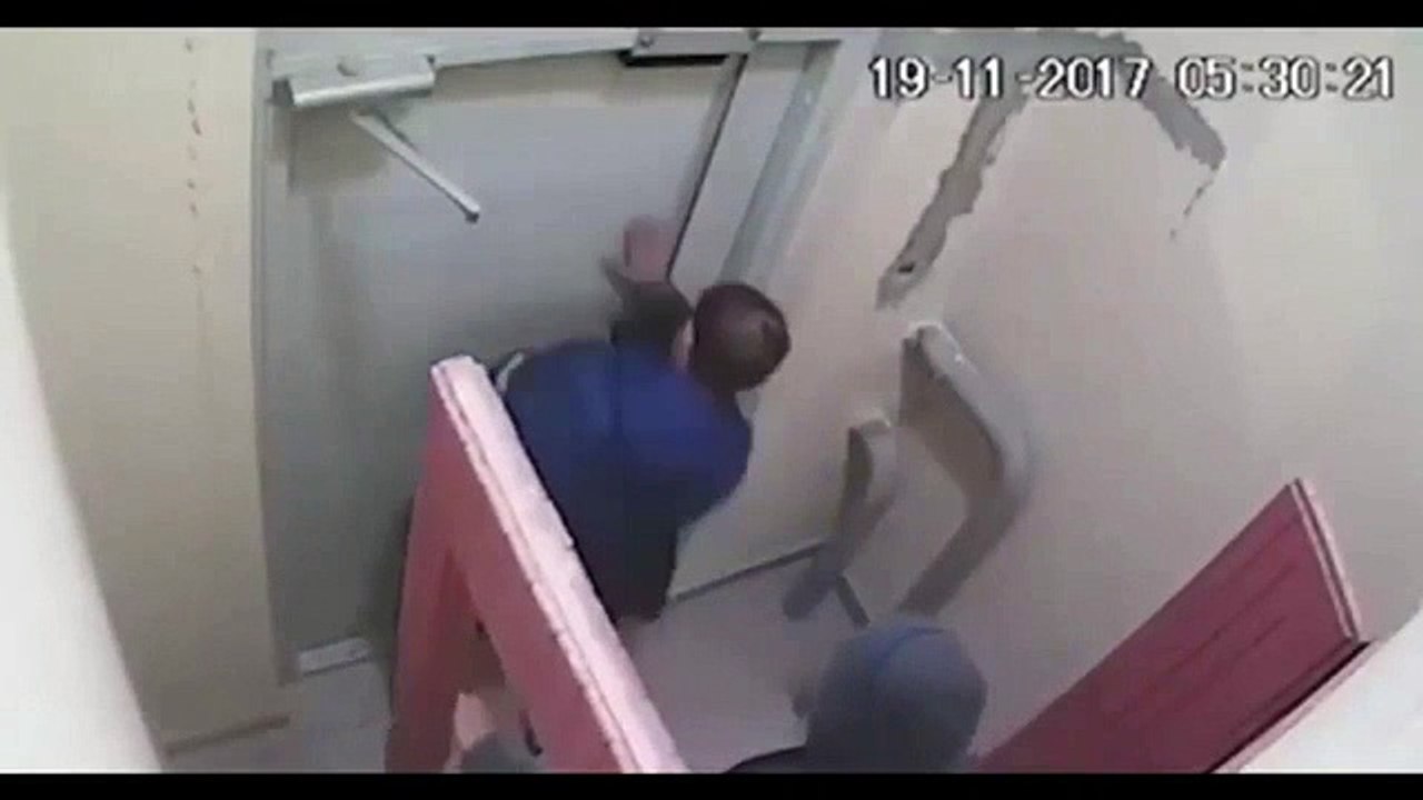 Drogado não consegue abrir porta