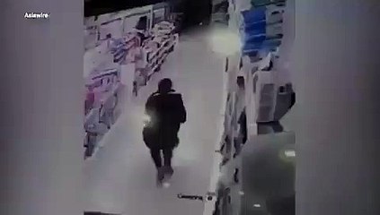 Búfalo abalroa mulher grávida num supermercado chinês