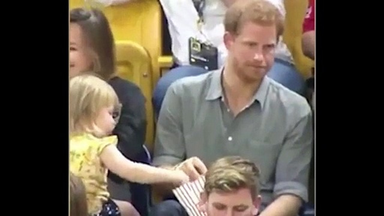 A reação de Harry quando apanhou menina a "roub...