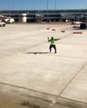 Controlador aéreo dança para alegrar passageiros