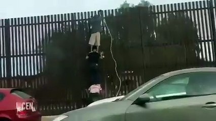 Homem usa escada humana para passar fronteira do México para os EUA